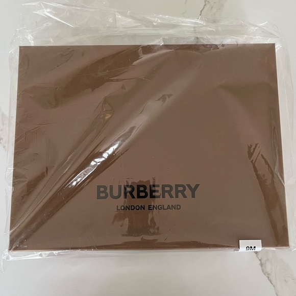 Burberry, babies two-piece archive beige check print gift set size 12 m, NWT - Picture 7 of 7